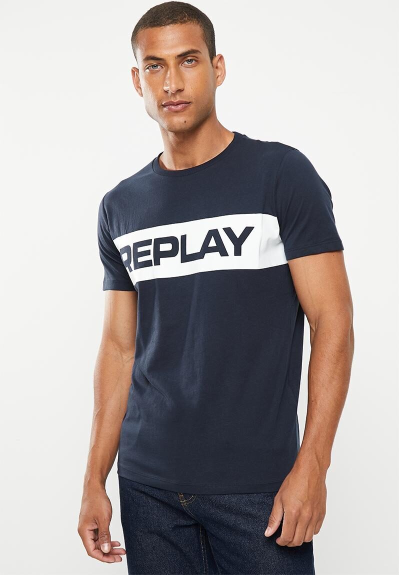 Replay SS26 – GIF Concept Store